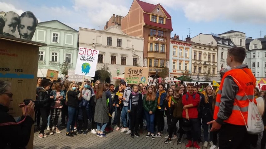 Strajk klimatyczny także w Cieszynie, młodzież protestowała na cieszyńskim rynku (ZDJĘCIA)