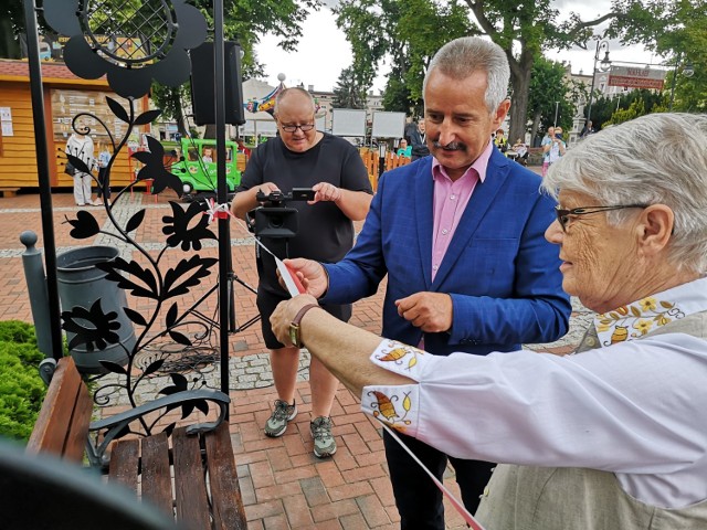 Zapraszamy mieszkańców i gości do wykonywania pamiątkowych zdjęć na ławeczce” – zachęcali burmistrz Tadeusz Kowalski i Maria Ollick
