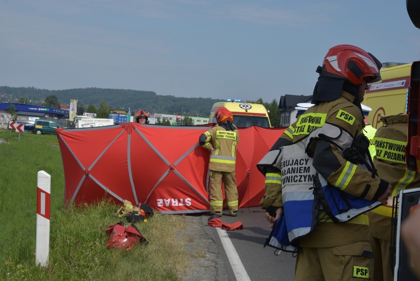 Śmiertelny wypadek na drodze krajowej w Gorlicach. Nie  żyje 73-letnia kobieta. Droga relacji Jasło - Nowy Sącz jest zablokowana