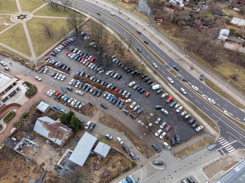 Białystok. Teren wokół ZUS, parkingi i dawny cmentarz z lotu...