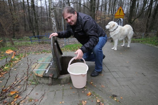 Marek Mastalerz pije wode ze źródełka przy ulicy Piaski nad Rzeką od lat i jest zdrowy. Zamierza nadal ją używać.