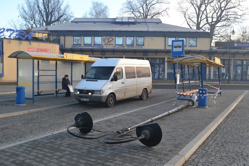 Autobus wjechał w wiatę w Bieruniu na dworcu