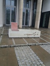 Ławeczka Niepodległości stanęła w centrum Zduńskiej Woli [zdjęcia]