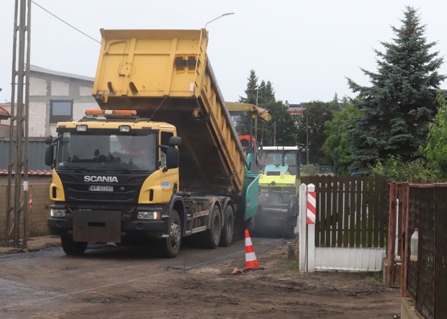 Maszyny drogowe już układają asfalt na ulicy Biegunowej, na radomskich Żakowicach.