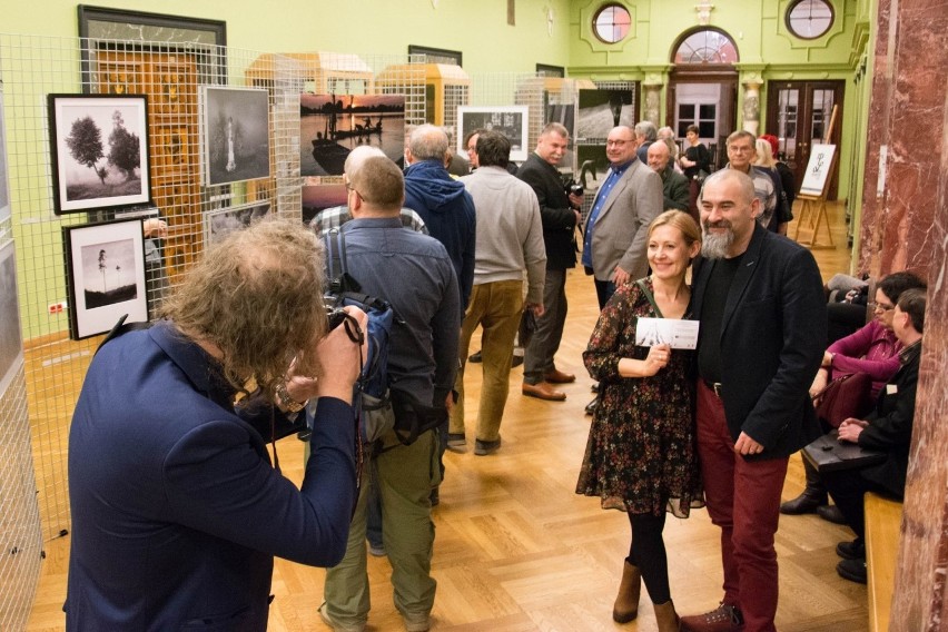 Świętokrzyscy fotograficy na wystawie w Wojewódzkim Domu Kultury w Kielcach. Zobacz zdjęcia i film z wernisażu