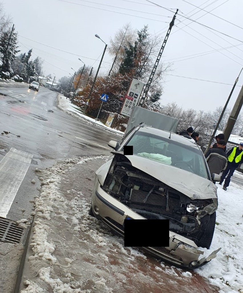 Wypadek na skrzyżowaniu Sucharskiego i Poprzecznej w Radomsku. Powodem nieudzielenie pierwszeństwa
