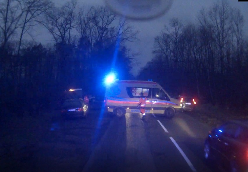 Wypadek samochodu osobowego z ciągnikiem z przyczepą na...