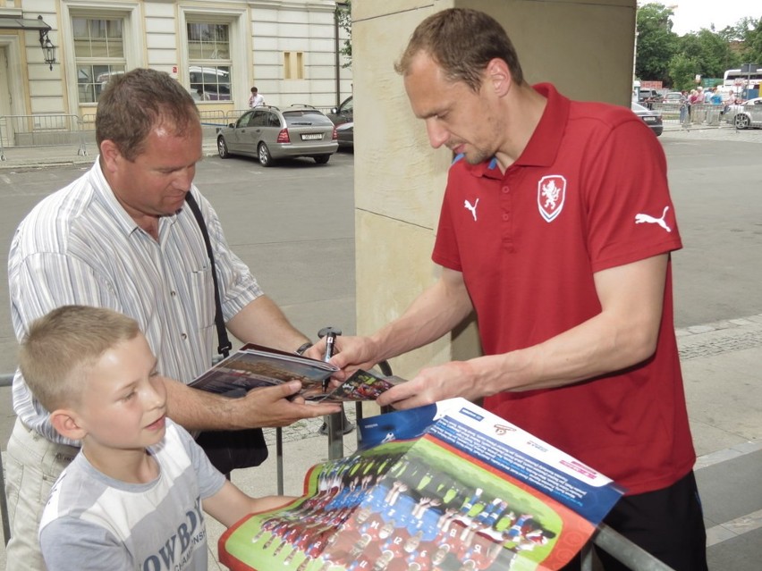 Wrocław: Czesi rozdawali autografy przy hotelu Monopol (ZDJĘCIA)