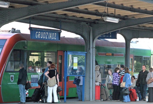 Na dworzec PKP w Grudziądzu często zajeżdżają szynobusy. Kiedy zobaczymy pociągi dalekobieżne? Raczej nieprędko