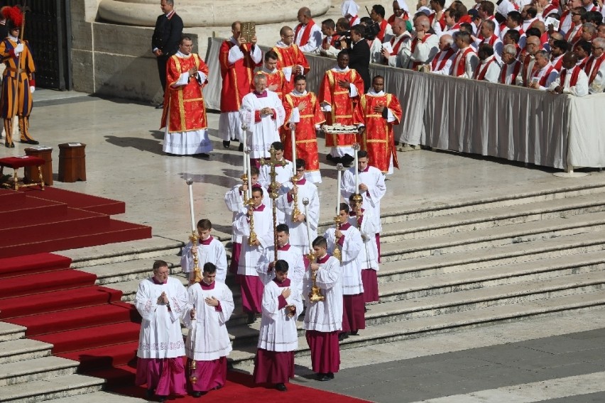 Arcybiskup Grzegorz Ryś przyjął paliusz od papieża Franciszka. W Łodzi uroczystość w październiku [ZDJĘCIA]