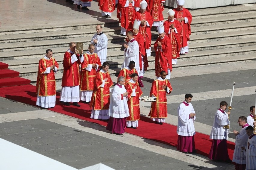 Arcybiskup Grzegorz Ryś przyjął paliusz od papieża Franciszka. W Łodzi uroczystość w październiku [ZDJĘCIA]