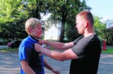 Krav maga - poradnik ciosów obronnych na wakacje [ZDJĘCIA]