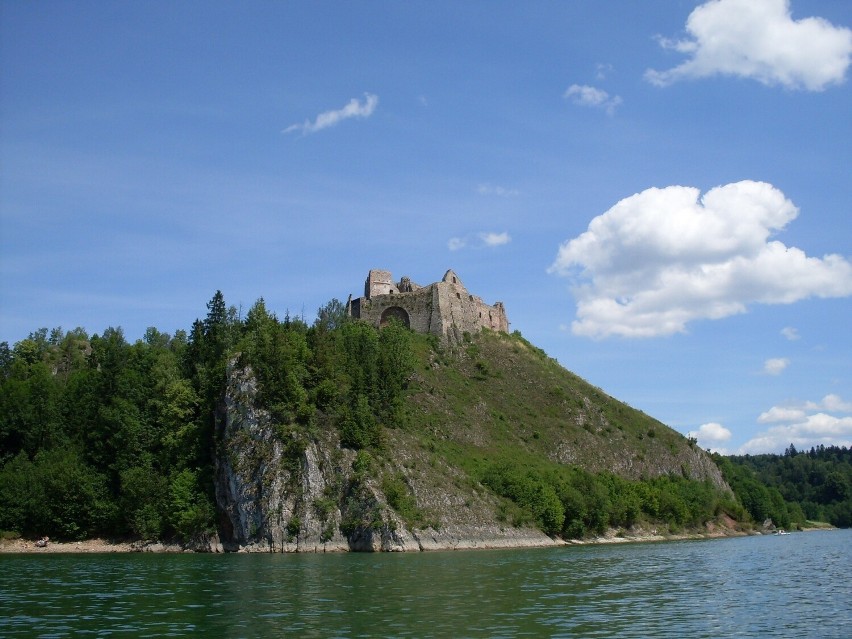 W sezonie letnim na turystów czeka tu prawdziwa gratka: rejs...