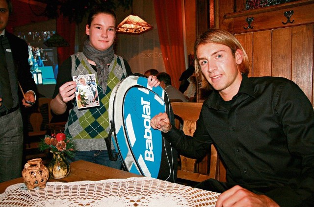 Łukasz Kubot odpowiadał na pytania kibiców. Była też chwila na autografy. Na zdjęciu z fanką Patrycją Matijczak z Lubina