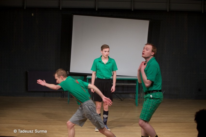 Fotoreportaż Tadeusza Surmy ze spektaklu "Ferdydurki" teatru Krzywa Scena na Małej Scenie SCK