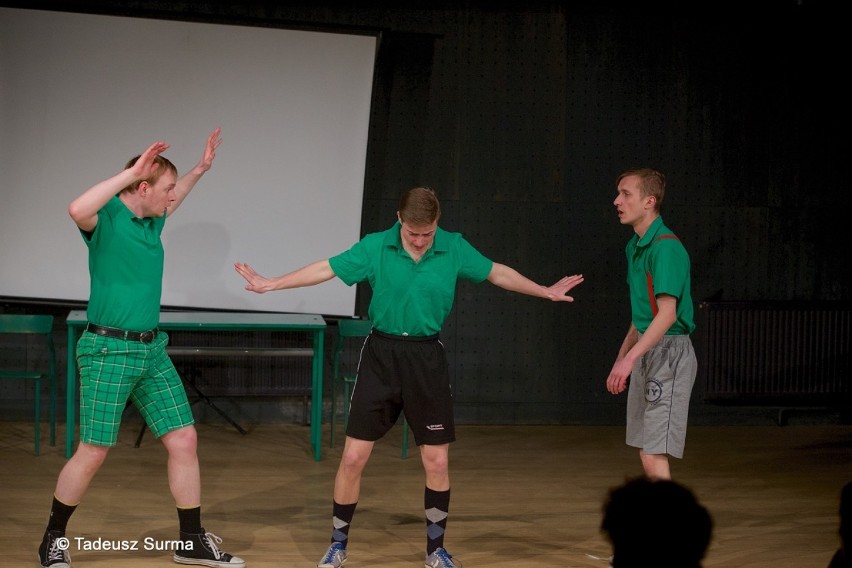 Fotoreportaż Tadeusza Surmy ze spektaklu "Ferdydurki" teatru Krzywa Scena na Małej Scenie SCK