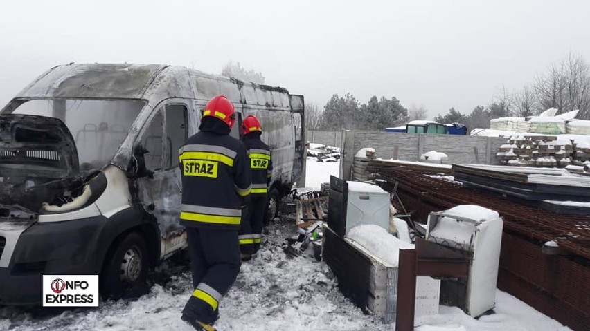 Pożar busa w Rusinowicach. Wnętrze doszczętnie spalone