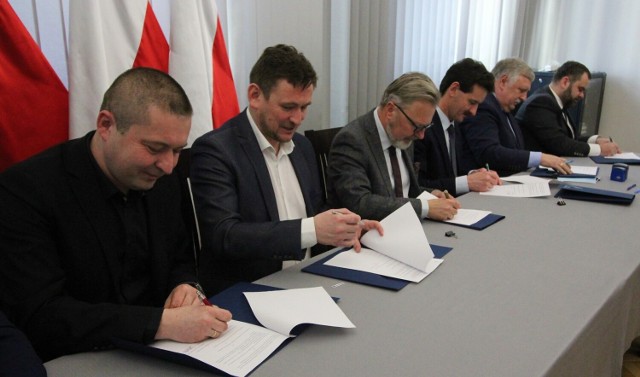 List podpisał wicemarszałek województwa zachodniopomorskiego Tomasz Sobieraj oraz przedstawiciele powiatu sławieńskiego i wszystkich gmin sławieńskich.