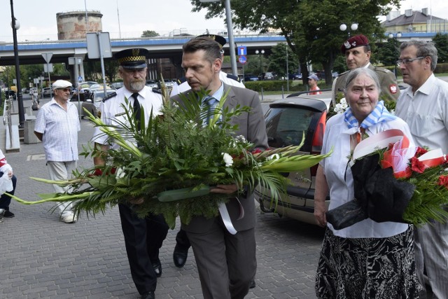 Kwiaty dla spalonych żywcem więźniów Pawiaka złożono we wtorek, 31 lipca, pod tablicą upamiętniającą ten fakt. Do zbrodni doszło 31 lipca 1944 r. Tablica została ufundowana w 60. rocznicę tego tragicznego wydarzenia.