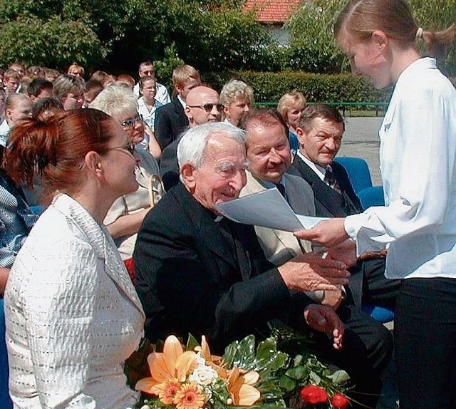 0jciec Marian Żelazek w czasie spotkania w Chludowie