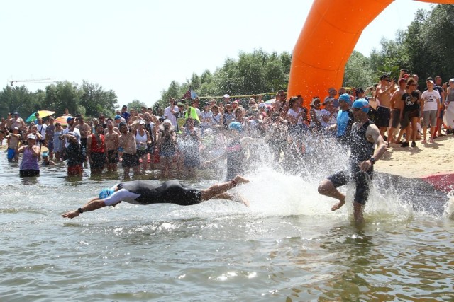 Triathlon to kombinacja: pływania, kolarstwa i biegania. Na zdjęciu zmagania uczestników podczas Triathlon Rzeszów w 2019 r.