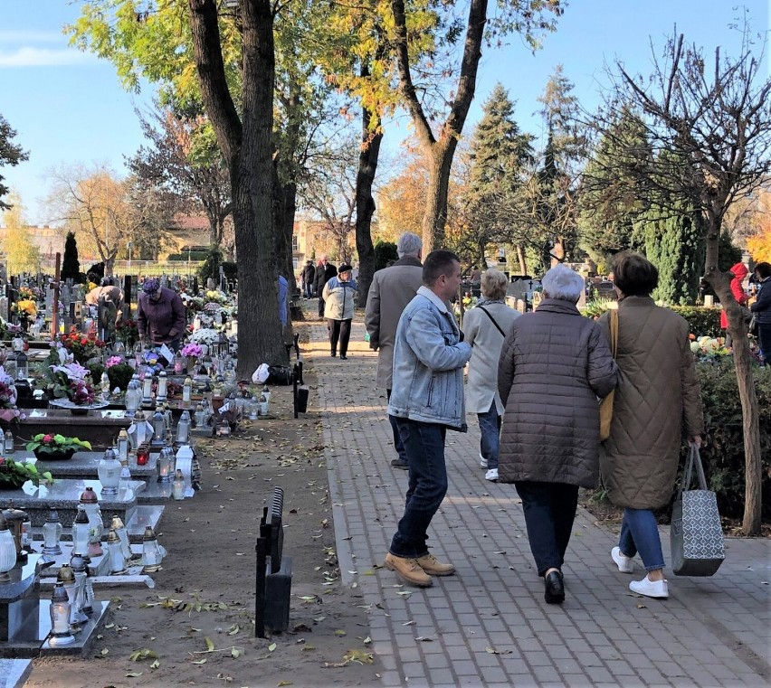 Zaduszki 2022. W Lesznie pamiętają o grobach bliskich. Tłoczno na cmentarzu przy Kąkolewskiej