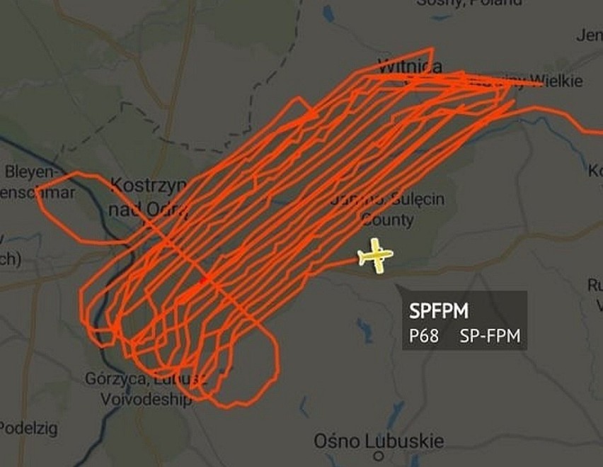 Samolot przez dwie godziny latał między Kostrzynem nad Odrą,...