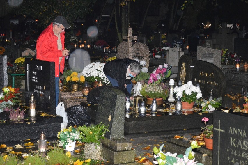 Opolanie odwiedzają groby bliskich. Na cmentarzu w Opolu Nowej Wsi Królewskiej dużo świateł