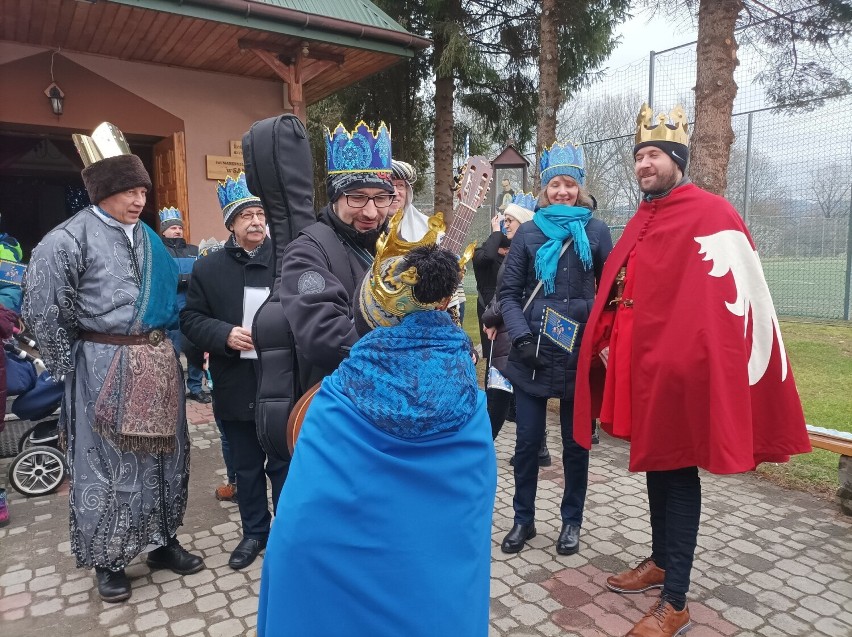 Orszak Trzech Króli w Sanoku. Radowano się, kolędowano i oglądano scenki biblijne [ZDJĘCIA]