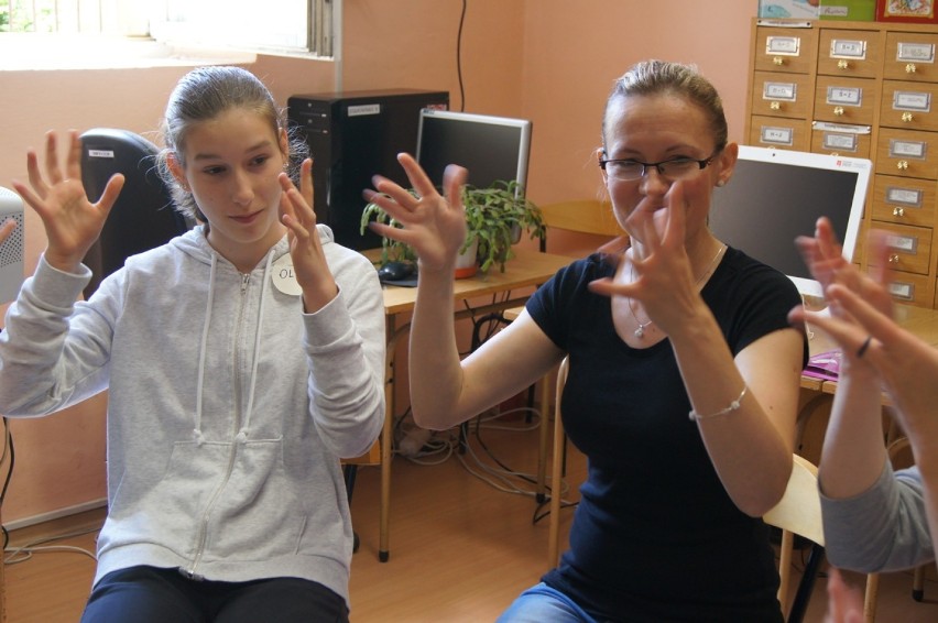 Warsztaty języka migowego w filii MBP w Radomsku