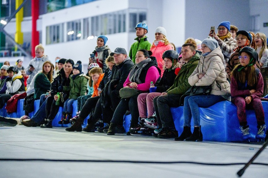 Wielka ślizgawka z okazji Ogólnopolskiego Dnia Praw Dziecka. Na łyżwach śmigał m.in. Rzecznik Praw Dziecka [ZDJĘCIA]