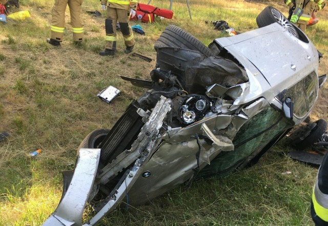 Siła uderzenia była tak potężna, że oba samochody zjechały z trasy i rozpędzone wyleciały na pobocze