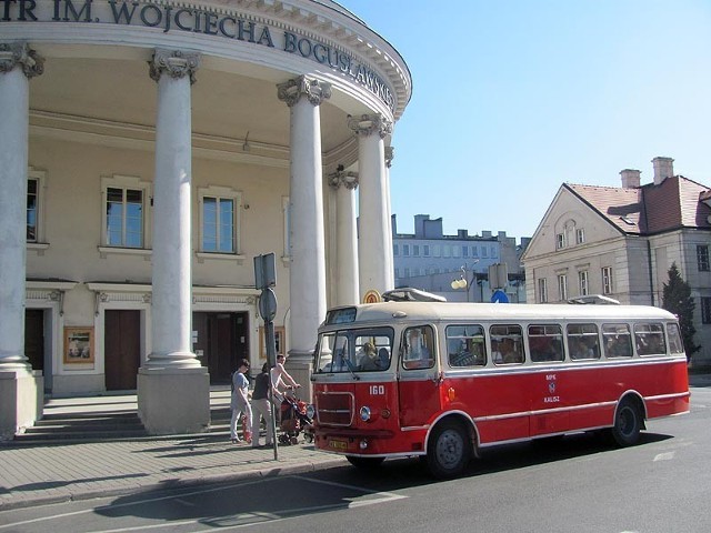 Jedną z weekendowych atrakcji są przejażdżki odrestaurowanym Sanem, który niegdyś jeździł w kaliskim MZK.