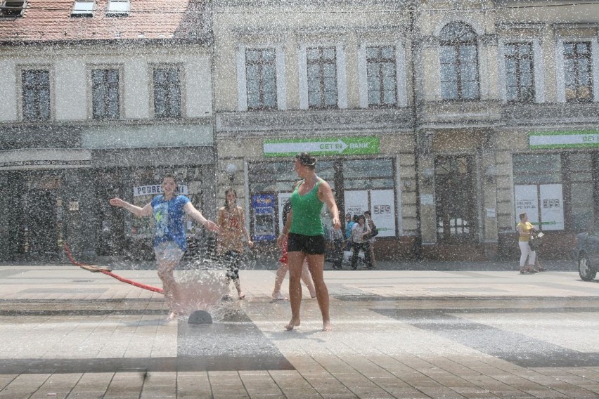 Rybnik: upały doskiwerają, ale na Rynku zamontowano kurtynę...