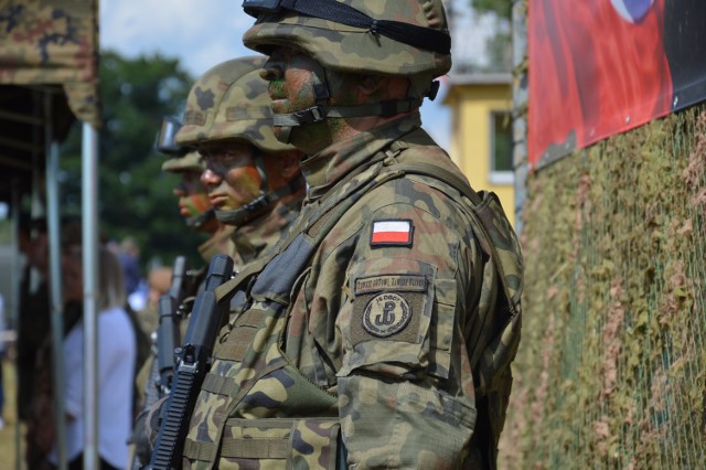 Żołnierze - ochotnicy z całego Dolnego Śląska ślubowali po 16 dniach szkolenia, na żagańskim poligonie.