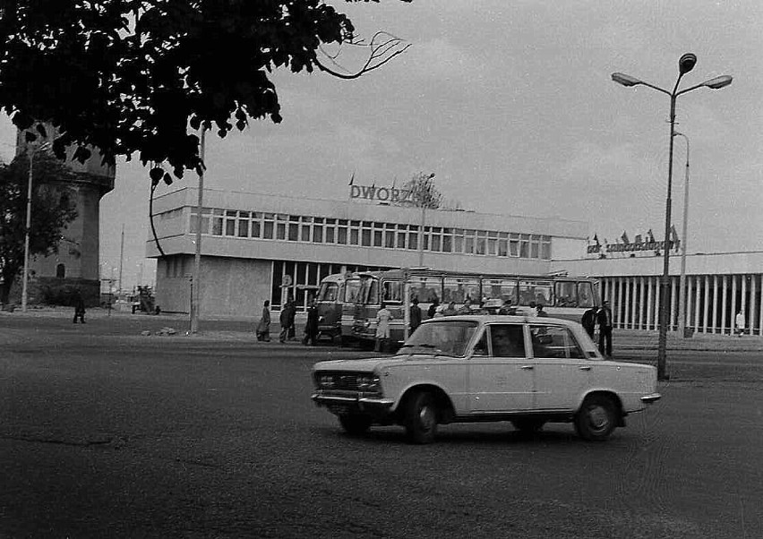 Dworzec w latach 70-tych w Koninie też przechodził duże zmiany. Zdjęcia Jana Sochackiego [FOTO]