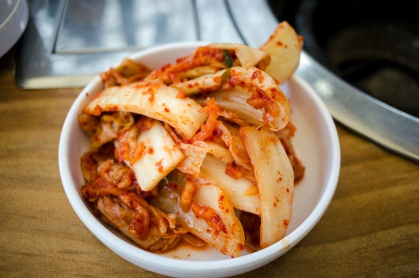 Kimchi to koreańska kiszona kapusta z przyprawami. Jej...