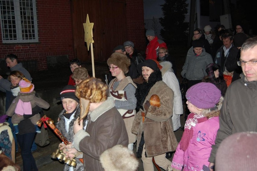 Żukowo. Z pasterskim pokłonem wierni podążyli do szopki na dziedzińcu kościoła ponorbertańskiego