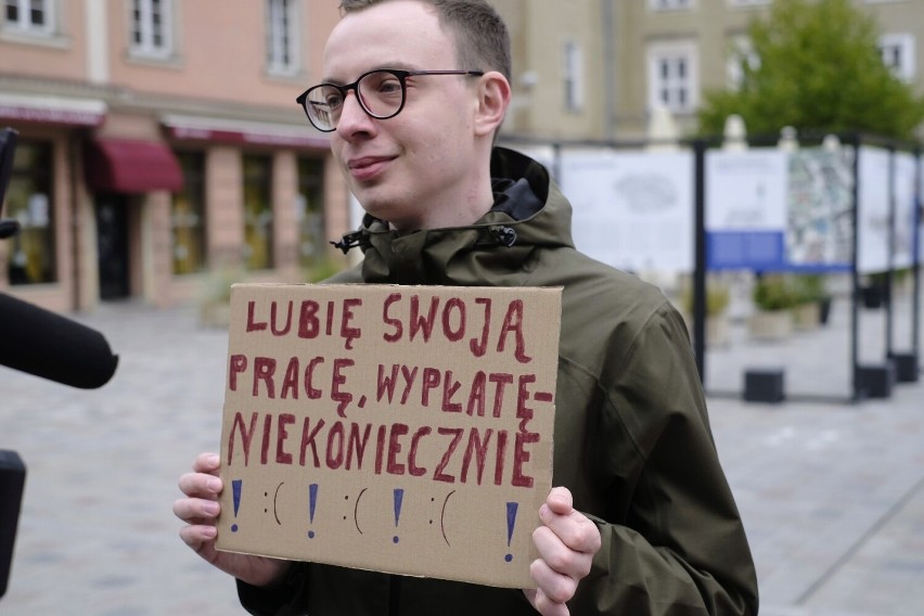 Pracownicy Urzędu Miasta Poznania wyszli na plac Kolegiacki,...