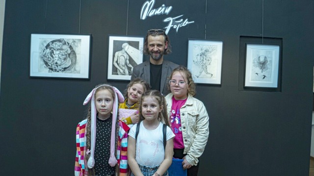 Wernisaż wystawy rysunków Marcina Fołdy w inowrocławskim muzeum (12.04.2024).