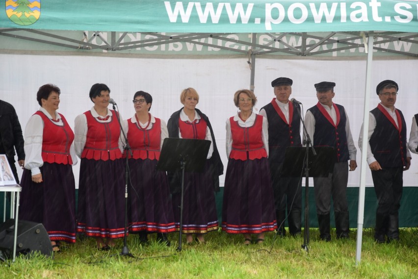 Pieśnią proszą o dobre plony. Zespoły Ludowe Suwalszczyzny zaśpiewały Majowe Pieśni Religijne 