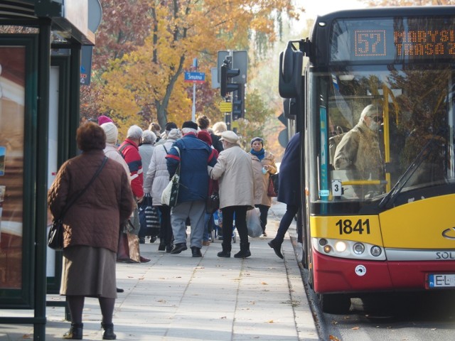 MPK zwiększy liczbę taboru na trasach przebiegających w okolicach cmentarzy.