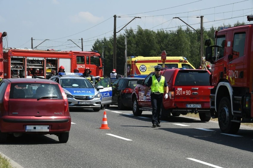 Dramatyczny wypadek na ulicy Krakowskiej w Kielcach. Kobieta nie żyje. Dwie osoby ranne