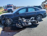 Motocyklista zderzył się z autem osobowym. Groźny wypadek pod Koninem