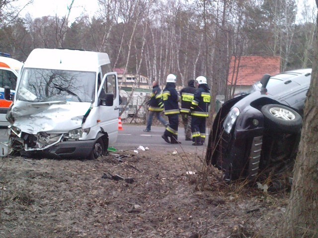 Jastarnia. Wypadek koło stacji paliw. Grand Cherokee wjechał w busa. Są poszkodowani