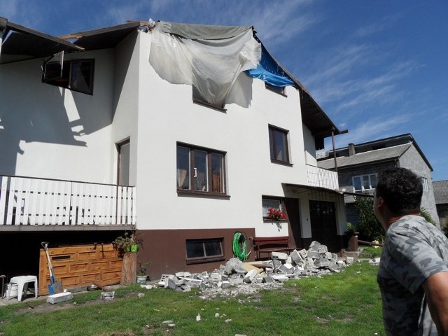 28 uszkodzonych budynków mieszkalnych, 72 budynki gospodarcze, pięć budynków użyteczności publicznej, dwa zniszczone samochody i maszyny rolnicze - to bilans sierpniowej nawałnicy jaka przeszła nad gminą Żarnowiec w 2012 roku.