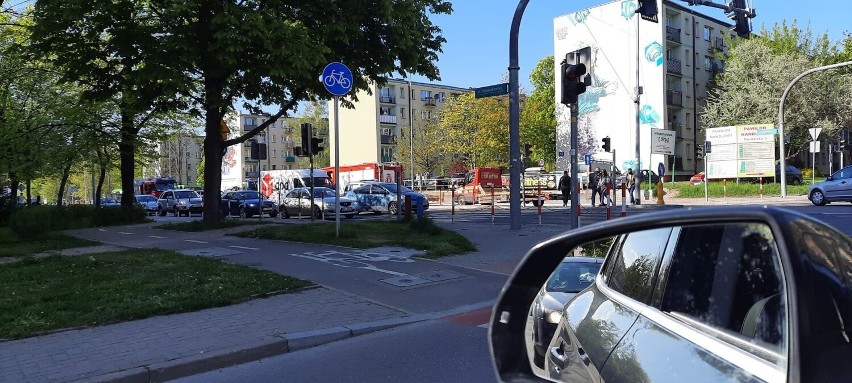 Białystok. Niebezpieczne zdarzenie drogowe na ulicy Antoniukowskiej. Skasowane BMW. W karambolu uczestniczyły cztery pojazdy