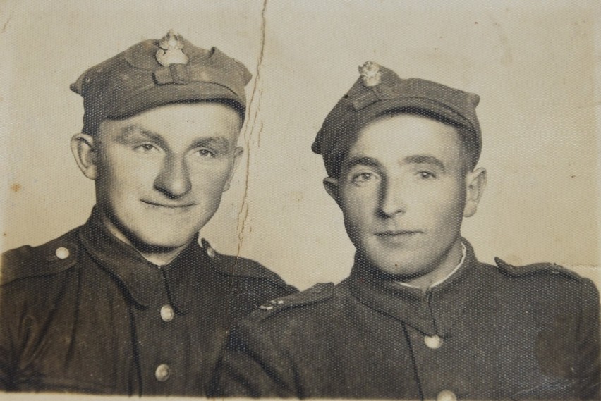 Marian Kuncewicz (z lewej) z nieznanym kolegą z wojska...