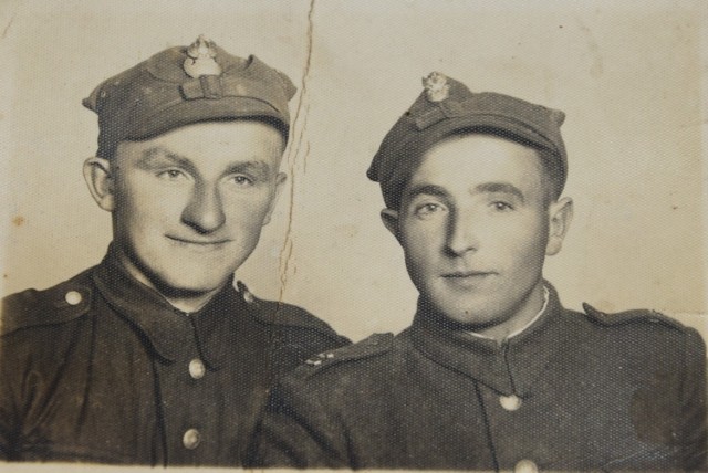 Marian Kuncewicz (z lewej) z nieznanym kolegą z wojska (porucznikiem?) z ok 1945 r.