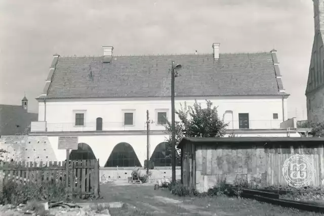 Pięć lat trwał wielki remont dawnego klasztoru na potrzeby muzeum. 1 września 1969 roku wprowadzono tutaj pierwszą wystawę, poświęconą bombardowaniu Wielunia.